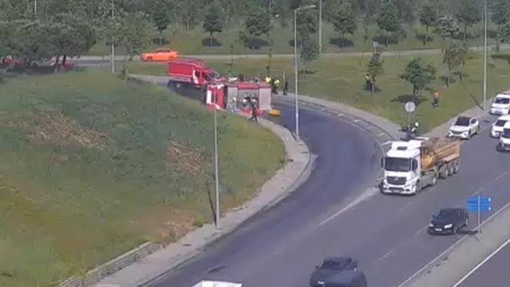 Bağcılar'da yangından dönen itfaiye aracı devrildi; 2 yaralı