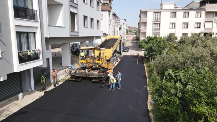 Gemlik’te metruk bina yıkıldı, yollar yenilendi