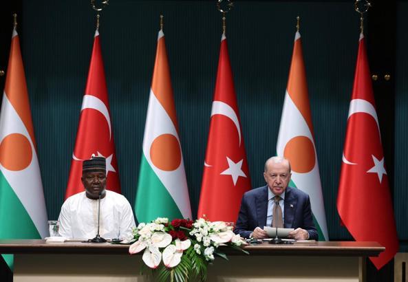 Cumhurbaşkanı Erdoğan, Nijer Cumhurbaşkanı Tchiani'yi resmi törenle karşıladı (2)