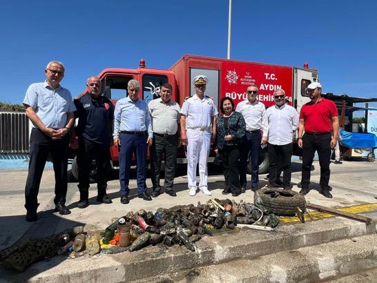 Kuşadası’nda denizden 1,5 ton çöp çıkarıldı