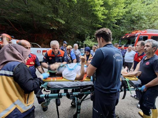 Vadiye düşen motosikletin sürücünü AFAD ekibi kurtardı