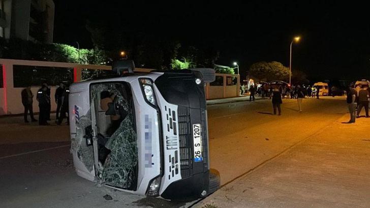 Eskişehir’de otomobilin çarptığı işçi servisi devrildi: 7 yaralı