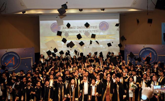 Mühendislik Fakültesi öğrencileri mezun oldu