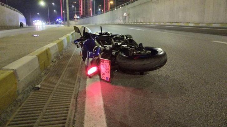 Aydınlatma direğine çarpan motosikletteki 2 üniversite öğrencisi öldü