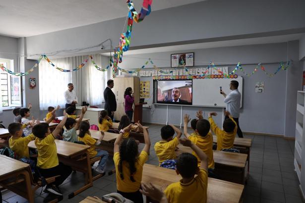 Bakan Tekin'den okuma yazma öğrenen 1'inci sınıf öğrencilerine tebrik telefonu