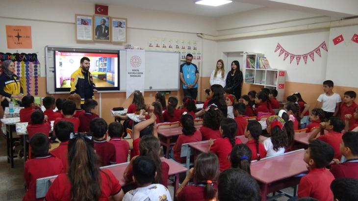 Gercüş'te çocuklar sağlık eğitimini oyunlarla öğrendi