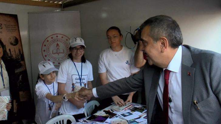 Bakan Tekin Rami Kütüphanesi'nde açılan 'Geleceğin Yazarları' fuarında öğrencilerle biraraya geldi