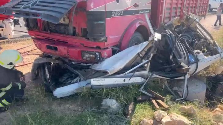Otomobil, kamyonun altına girdi; 2 ölü, 1'i ağır yaralı