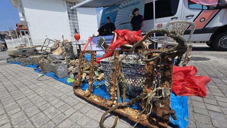 Mudanya’da denizden 2,5 ton atık çıkarıldı