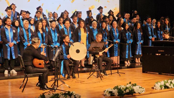 Üniversiteden dereceyle mezun olup, veda konserinde sahne aldı