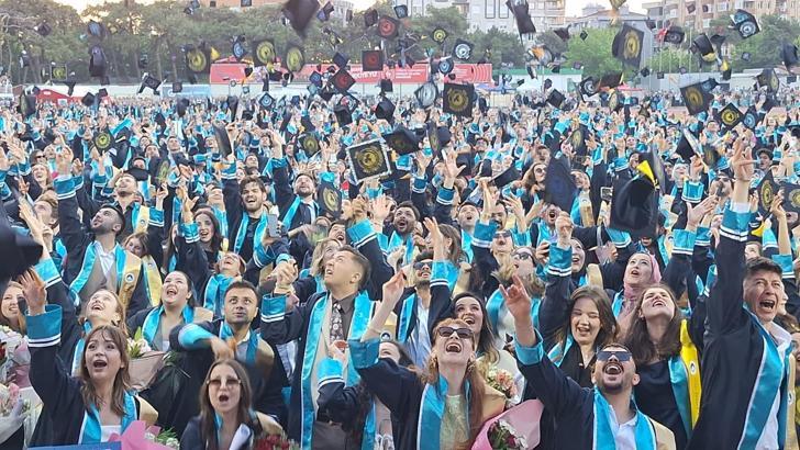 Kırklareli Üniversitesi'nde 3 bin 200 öğrenci mezuniyet heyecanı yaşadı
