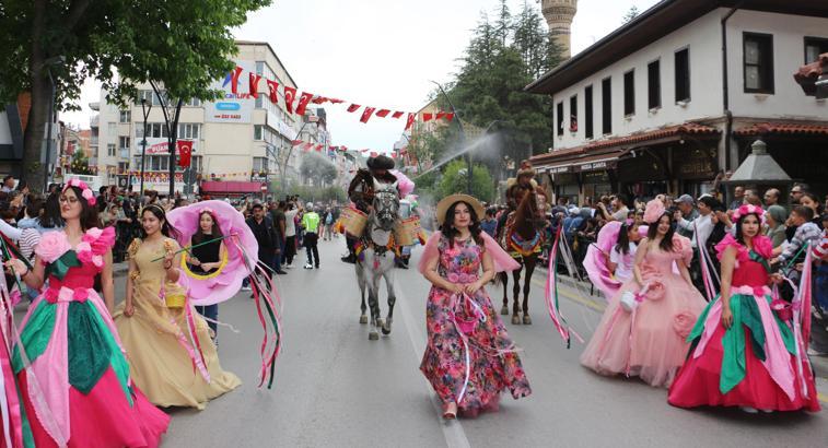 Isparta'da renkli festival korteji