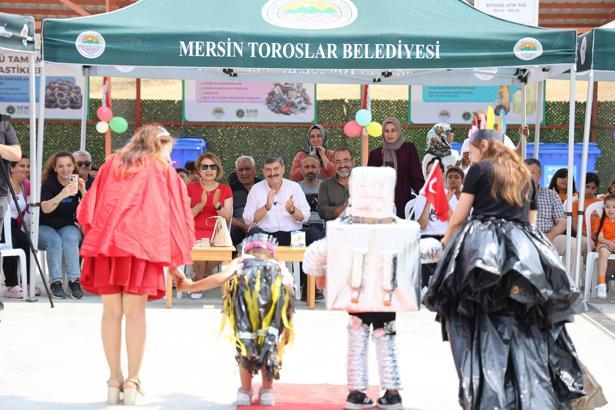Toroslar’da çocuklar geri dönüşüm malzemeleriyle defile yaptı