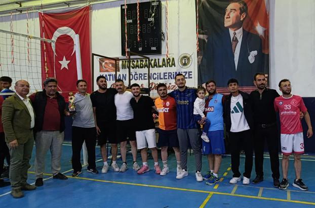 Voleybol turnuvasının şampiyonu Çepni Otağı