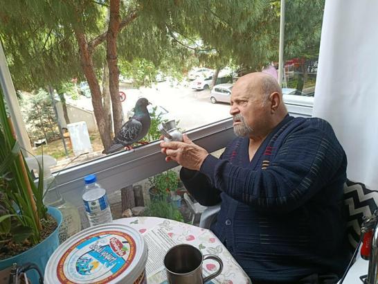 90 yaşında 2 bacağı protez ama beslediği güvercin ‘Sakat’ için oğlunun yanına gitmiyor