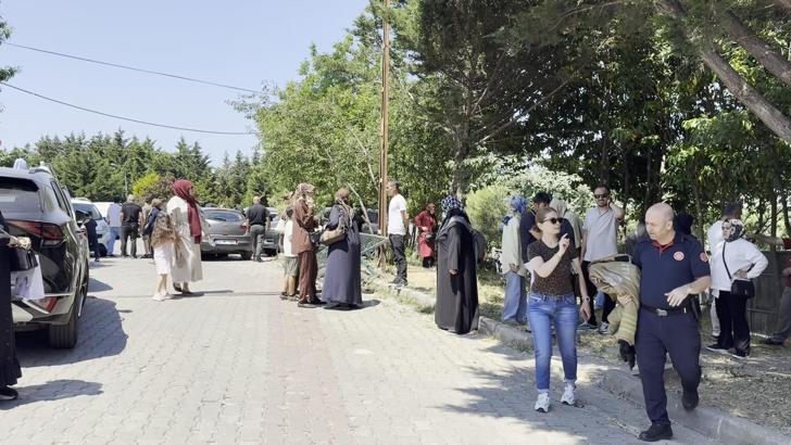 Büyükçekmece’de fren yerine gaza bastığı öne sürülen sürücü velilerin arasına daldı: 2’si çocuk 6 yaralı