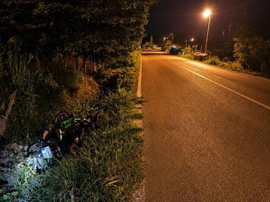 Yoldan çıkarak devrilen motosikletin sürücüsü ağır yaralandı