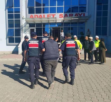 Edirne'de durdurulan taksiden 4 kaçak göçmen çıktı