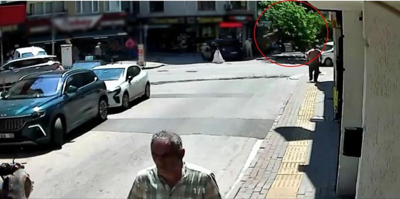 Devrilen tarihi çınar araca zarar verdi; yol trafiğe kapandı (2)