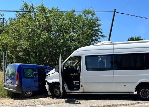 Yolcu minibüsü ile hafif ticari araç çarpıştı; 2 yaralı