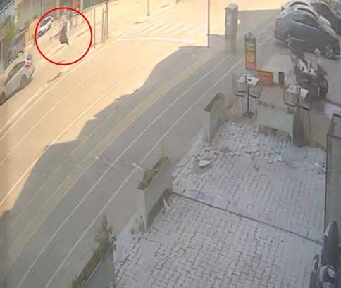 Otomobilin çarptığı kadın ağır yaralandı; kaza kamerada