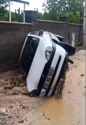 Niğde’de sağanak; 3 araç sele kapıldı