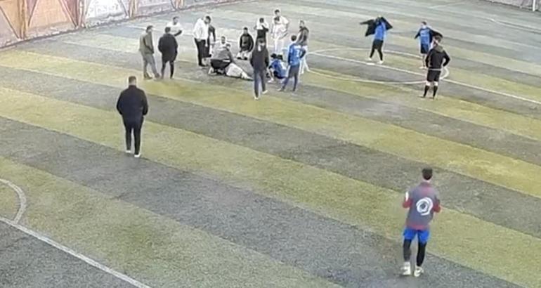 Halı sahada dili boğazına kaçan oyuncuya müdahale kamerada