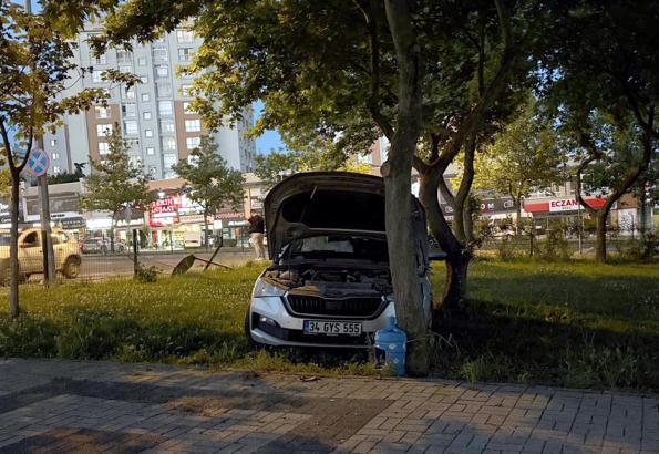 Sürücüsünün kontrolünü kaybettiği otomobil parka girdi