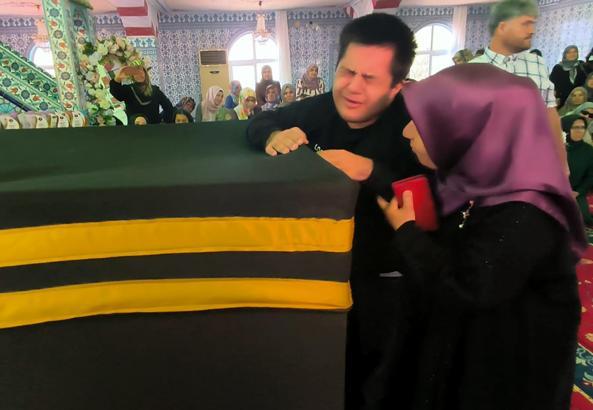 Kabe maketine sarılıp, ‘Allah’ım, beni o memlekete götür’ diye dua ederek gözyaşı döktü