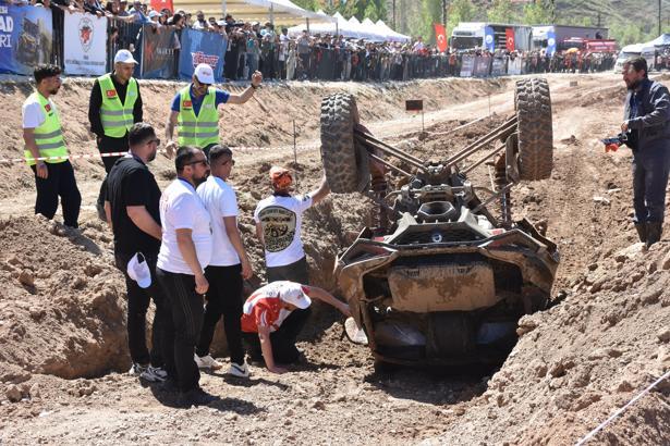 Sivas'ta off-road heyecanı; takla atan araç kepçeyle kurtarıldı