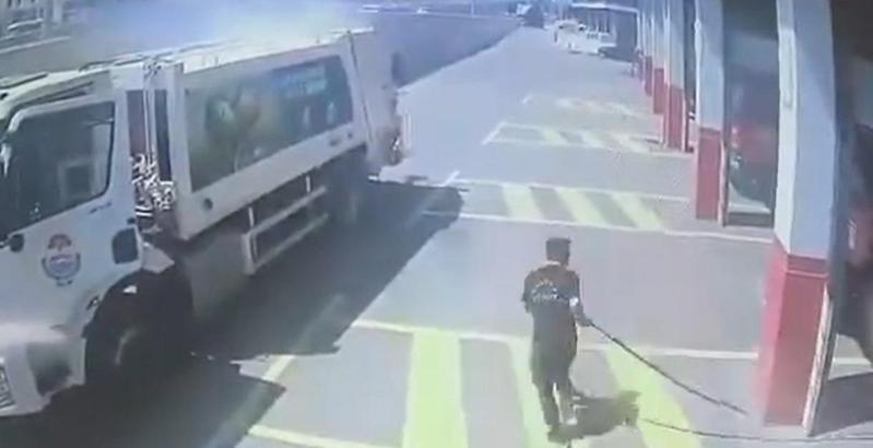Yangın çıkan çöp kamyonunu itfaiye istasyonuna götürdü; o anlar kamerada