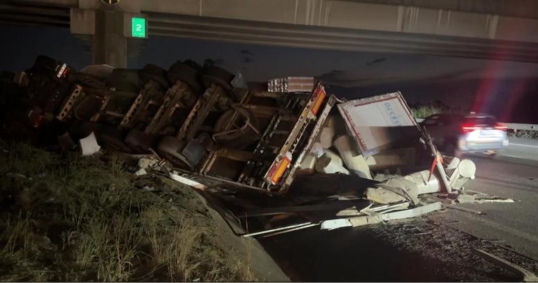Otoyolda lastiği patlayan TIR, otomobile çarpıp devrildi: 6 yaralı