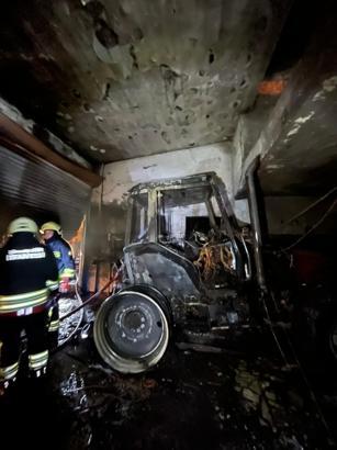 Sanayi sitesindeki yangında traktör kullanılamaz hale geldi