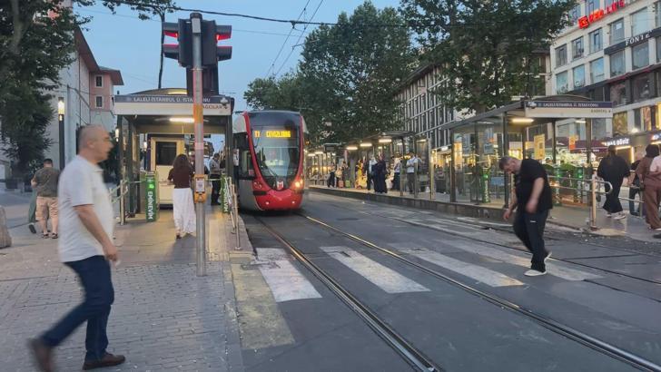 Fatih'te raylara düşüp tramvayın altında kalan çocuk öldü