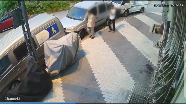 Arnavutköy'de park halindeki minibüsün çalındığı anlar kamerada; '1-1,5 dakika arasında çalıyorlar'