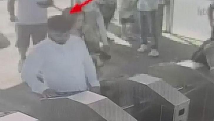 Beylikdüzü'nde 1 kiÅŸinin öldüÄŸü metrobüsteki 'yan bakma' kavgası kamerada; oÄŸul tutuklandı baba serbest