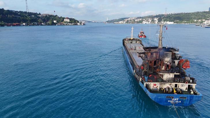 Ukrayna açıklarında dron saldırısına uğrayan 'ANT' isimli Türk gemisi İstanbul Boğazı'ndan geçti