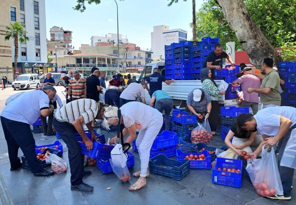 Alıcı bulamadığı 4 ton domatesi ücretsiz dağıttı