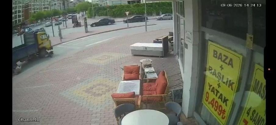 Bisikletteki 3 çoçuk kamyonetin altında kaldı; o anlar kamerada