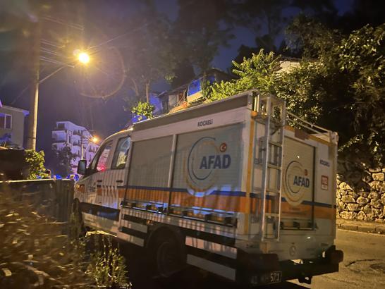 Tavan sıvaları düşen evdeki 5 kişi tahliye edildi