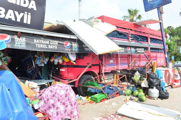 Adana'da kamyon markete daldı