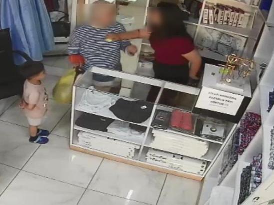 Ücret nedeniyle tartıştığı terzinin kızını dabetti; olay kamerada