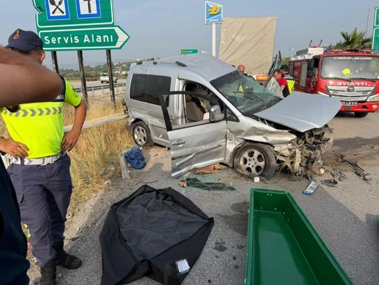 Otoyolda hafif ticari araç, TIR ile çarpıştı: 1 ölü, 4 yaralı
