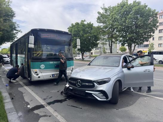 Kayseri'de özel halk otobüsü ile otomobil çarpıştı: 1 yaralı