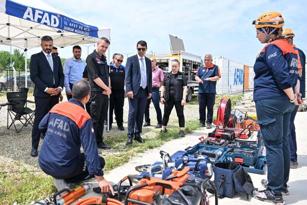 Vali Kartal'dan AFAD'ı ziyaret edip, bilgi aldı