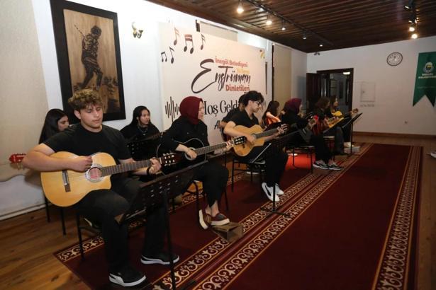 İnegöl Belediyesi’nin gitar kursu kursiyerleri sertifikalarını aldı