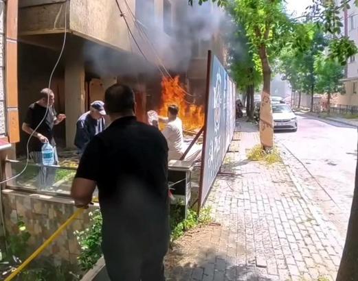 Avcılar’da metruk binadaki yangın kepçe operatörünün müdahalesiyle söndürüldü