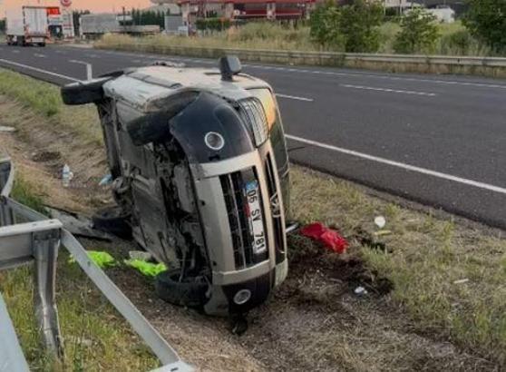 Ankara'da otomobil, refüje çarpıp takla attı: 2 yaralı