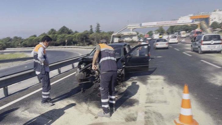 Büyükçekme'de 2 servis minibüsü ve bir otomobilin karıştığı kazada 4 kişi yaralandı