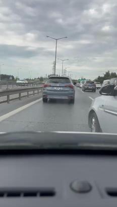 Eyüpsultan’da trafikte 'önüme kırdın' kavgası: Otoyolda araçtan inip kadın sürücüye saldırdı